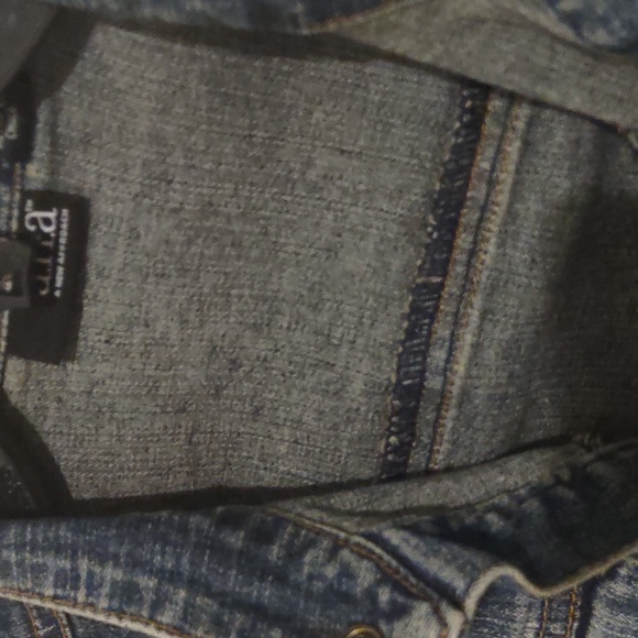 Woman's jean jacket. - Picture 2 of 3